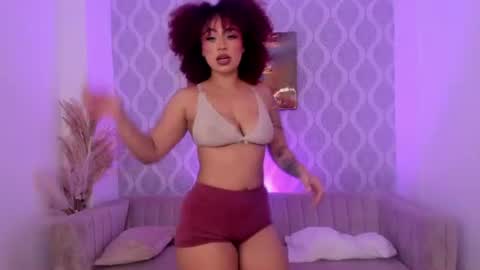 Snapshot of nikki_rousmel chatting on 06-12-26, 04:33 Nicole online show from 06-12-26, 04:33