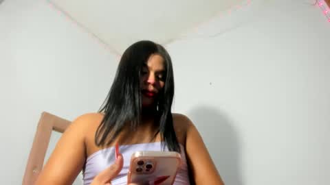 Snapshot of nikkitatsx chatting on 01-04-25, 10:05 Debora21Cm online show from 01-04-25, 10:05