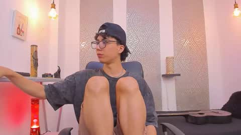 Snapshot of nikolay_gregori chatting on 10-10-25, 05:39 online show from 10-10-25, 05:39