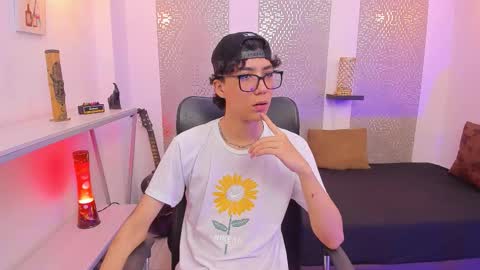 Snapshot of nikolay_gregori chatting on 10-15-25, 04:45 online show from 10-15-25, 04:45