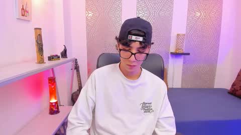 Snapshot of nikolay_gregori chatting on 10-17-25, 04:59 online show from 10-17-25, 04:59