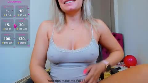 Snapshot of ninna_dee chatting on 01-16-25, 05:11 nina dee online show from 01-16-25, 05:11