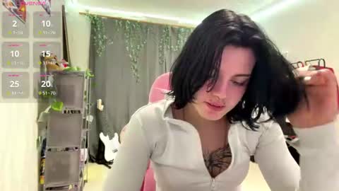 Snapshot of nishazenisek chatting on 06-20-26, 06:11 Alice online show from 06-20-26, 06:11