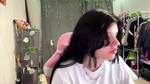 Snapshot of nishazenisek chatting on 07-19-26, 06:11 Alice online show from 07-19-26, 06:11