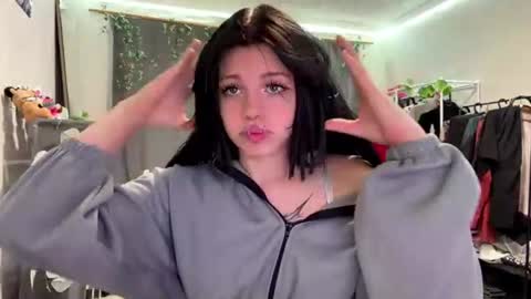 Snapshot of nishazenisek chatting on 07-22-26, 05:16 Alice online show from 07-22-26, 05:16