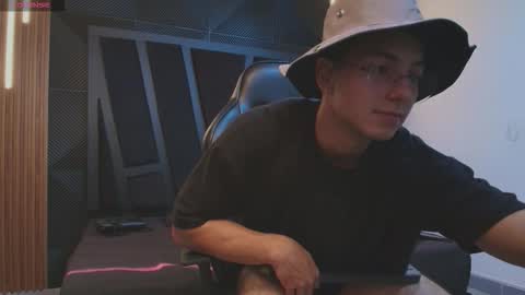 Noah online show from 02-08-26, 01:36