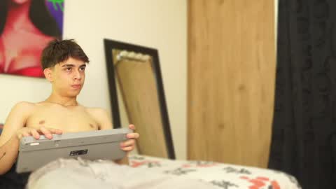 Snapshot of noah_loveboy chatting on 12-11-24, 04:18 Noah online show from 12-11-24, 04:18