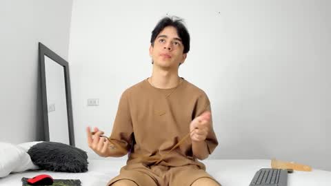 Snapshot of noah_loveboy chatting on 09-22-25, 08:33 Noah online show from 09-22-25, 08:33