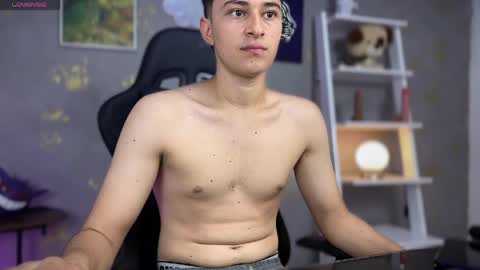 Snapshot of noah_magno chatting on 03-26-26, 12:33 noah online show from 03-26-26, 12:33