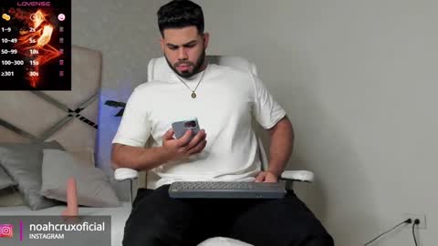 Snapshot of noahcrux chatting on 01-04-25, 02:56 Noah online show from 01-04-25, 02:56