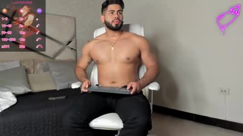 Snapshot of noahcrux chatting on 02-21-25, 11:11 Noah online show from 02-21-25, 11:11