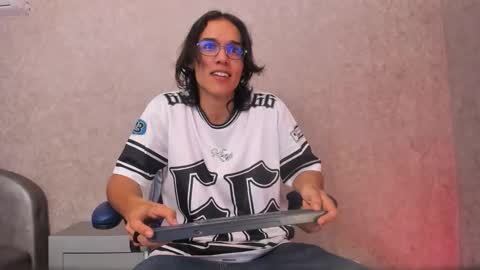 Snapshot of noha_castellano chatting on 03-08-26, 12:31 online show from 03-08-26, 12:31