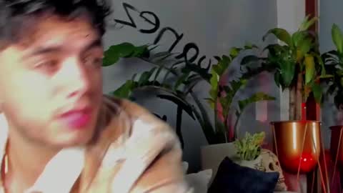 Snapshot of noha_miler chatting on 03-04-25, 01:01 kevin online show from 03-04-25, 01:01