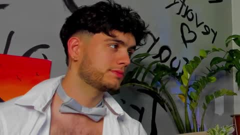 Snapshot of noha_miler chatting on 03-12-25, 01:14 kevin online show from 03-12-25, 01:14