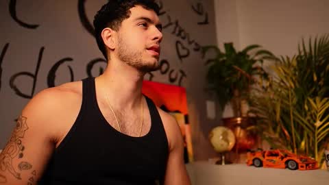 Snapshot of noha_miler chatting on 09-26-25, 06:01 kevin online show from 09-26-25, 06:01