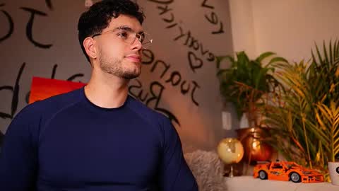 Snapshot of noha_miler chatting on 10-01-25, 10:49 kevin online show from 10-01-25, 10:49