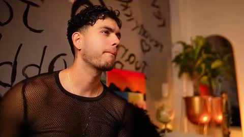 Snapshot of noha_miler chatting on 11-02-25, 12:35 kevin online show from 11-02-25, 12:35