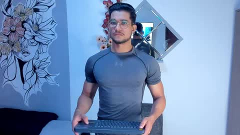 Snapshot of nolan_joness chatting on 05-21-26, 01:45 Im Nolan online show from 05-21-26, 01:45