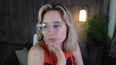Snapshot of noramoreau chatting on 07-09-26, 07:34 Nora online show from 07-09-26, 07:34