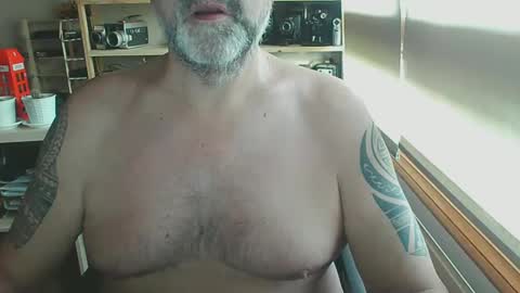 Snapshot of nosmoh chatting on 12-17-24, 09:28 arrio online show from 12-17-24, 09:28