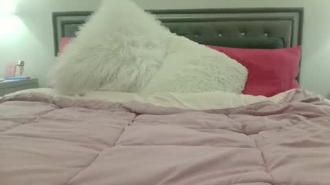 Snapshot of nursekittyslut chatting on 02-25-25, 07:31 nursekittyslut online show from 02-25-25, 07:31