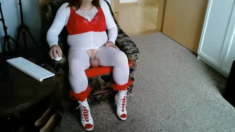 Snapshot of nyloniasau chatting on 01-27-25, 09:23 Strumpfhose online show from 01-27-25, 09:23