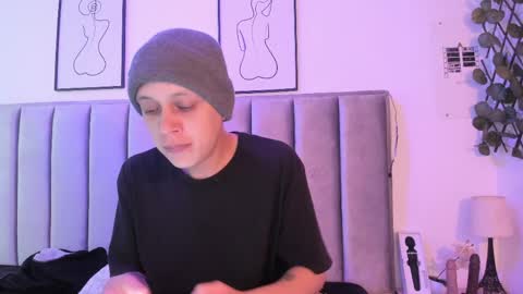 Snapshot of obsession_mine chatting on 04-13-26, 01:27 Sara Help me reach 1000 followers online show from 04-13-26, 01:27