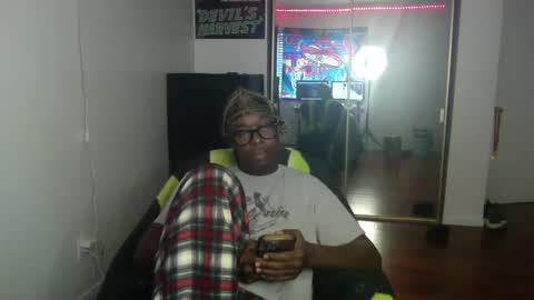 Snapshot of officialmoneyxxx chatting on 12-04-24, 05:11 Money online show from 12-04-24, 05:11