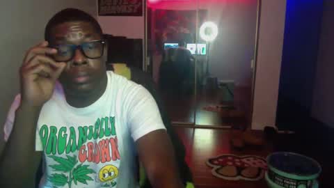 Snapshot of officialmoneyxxx chatting on 12-21-24, 01:04 Money online show from 12-21-24, 01:04