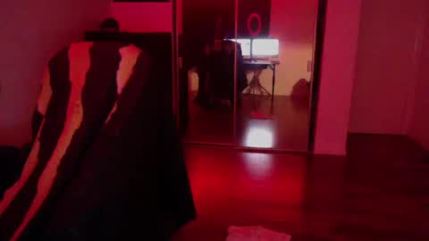 Snapshot of officialmoneyxxx chatting on 10-20-25, 10:27 Money online show from 10-20-25, 10:27