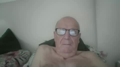 Snapshot of oggi95 chatting on 10-15-25, 01:44 oggi95 online show from 10-15-25, 01:44