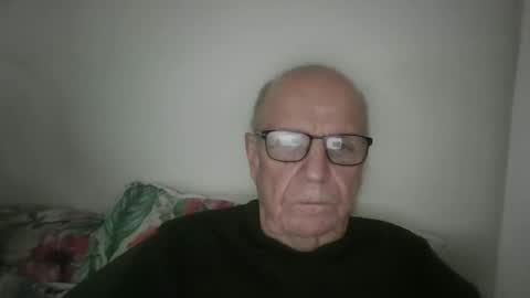 Snapshot of oggi95 chatting on 12-18-25, 12:00 oggi95 online show from 12-18-25, 12:00