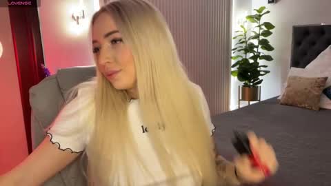 Emma online show from 11-26-25, 01:17