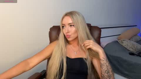 Snapshot of ohmyemma chatting on 06-17-26, 07:15 Emma online show from 06-17-26, 07:15