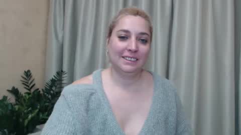 Snapshot of ohsweetiren chatting on 12-06-24, 10:38 Iren online show from 12-06-24, 10:38