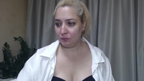 Snapshot of ohsweetiren chatting on 09-21-25, 05:42 Iren online show from 09-21-25, 05:42