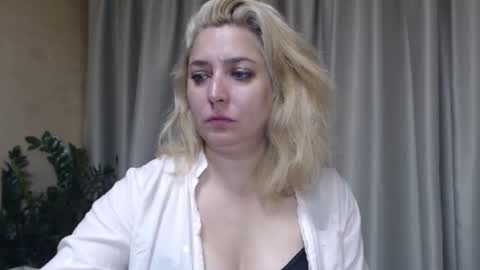 Snapshot of ohsweetiren chatting on 09-25-25, 05:00 Iren online show from 09-25-25, 05:00