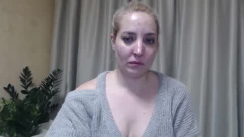 Snapshot of ohsweetmari chatting on 01-18-25, 09:02 Mari online show from 01-18-25, 09:02