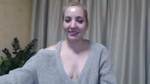 Snapshot of ohsweetmari chatting on 01-19-25, 12:06 Mari online show from 01-19-25, 12:06