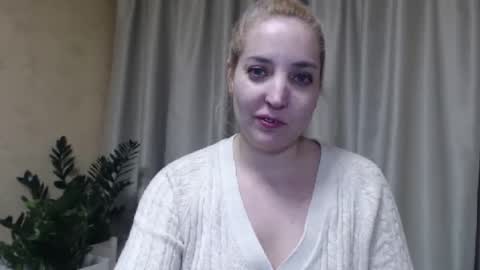 Snapshot of ohsweetmari chatting on 02-15-25, 06:12 Mari online show from 02-15-25, 06:12