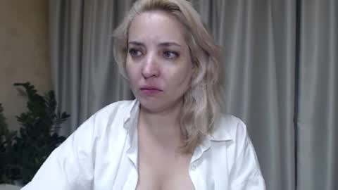 Snapshot of ohsweetmari chatting on 09-17-25, 05:03 Mari online show from 09-17-25, 05:03