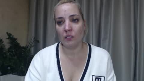 Snapshot of ohsweetmari chatting on 10-07-25, 10:01 Mari online show from 10-07-25, 10:01