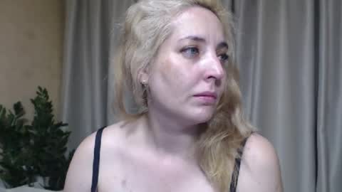 Snapshot of ohsweetmari chatting on 07-17-26, 02:34 Mari online show from 07-17-26, 02:34