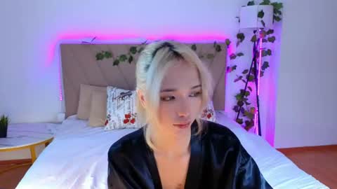 Snapshot of okerriella chatting on 06-12-26, 10:47 Ami online show from 06-12-26, 10:47