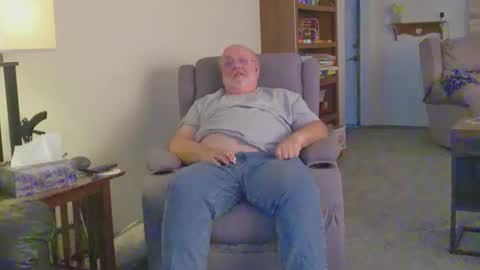 Snapshot of old_guy111 chatting on 12-17-25, 09:10 old_guy111 online show from 12-17-25, 09:10