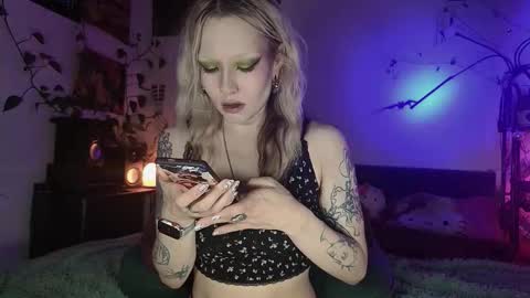 Snapshot of olivecum chatting on 11-12-25, 01:22 Olive online show from 11-12-25, 01:22