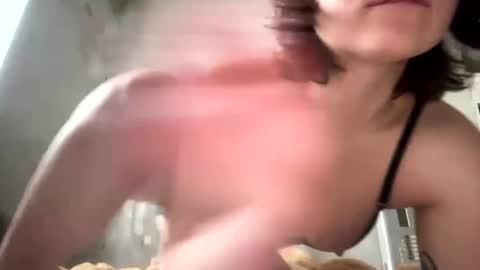 Snapshot of olivepeach chatting on 12-18-24, 10:19 Oil online show from 12-18-24, 10:19