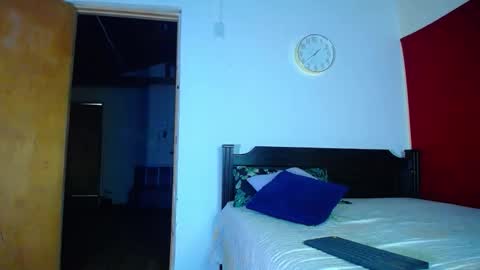 Snapshot of oliver_and_megan chatting on 09-25-25, 06:39 Oliver and MeganIndependent online show from 09-25-25, 06:39