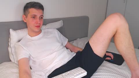 Snapshot of oliver_hort chatting on 02-12-26, 02:01 Oliver online show from 02-12-26, 02:01