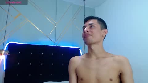 Snapshot of oliver_king_sex chatting on 01-20-25, 09:43 Oliver  Smith online show from 01-20-25, 09:43